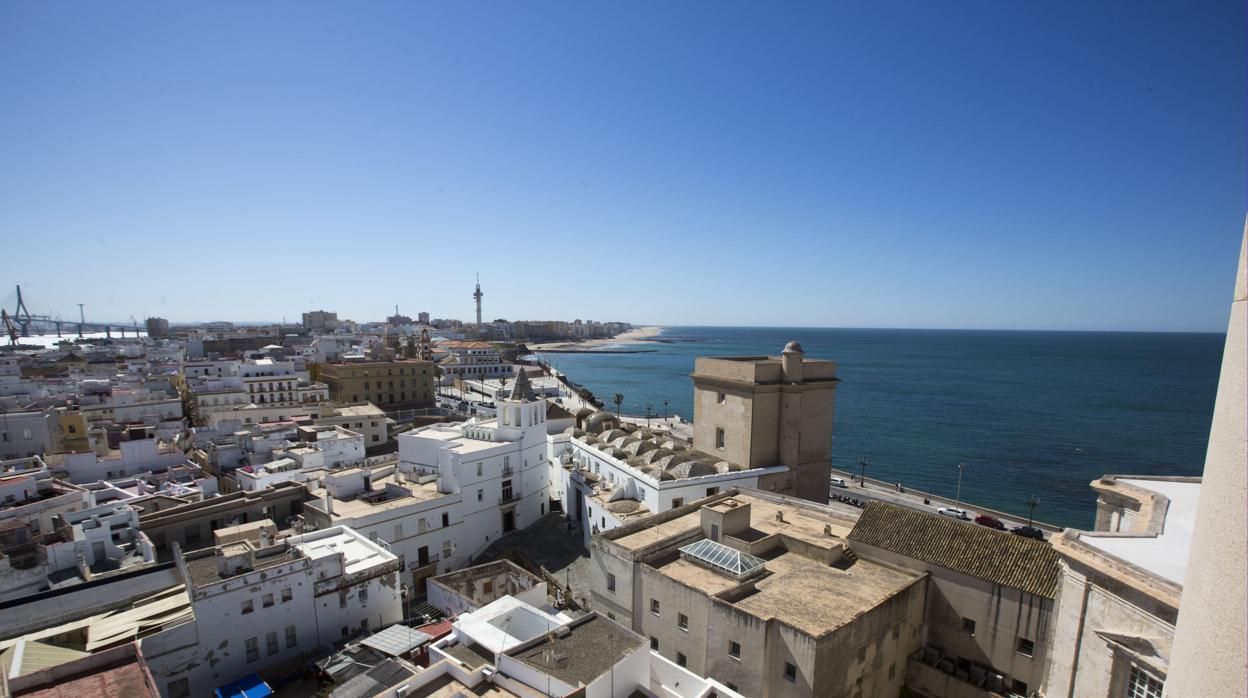 ista panorámica desde la Catedral de Cádiz del casco antiguo de la ciudad