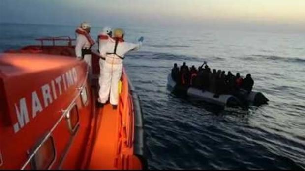 Ascienden a 86 los migrantes rescatados en ocho pateras en el Estrecho