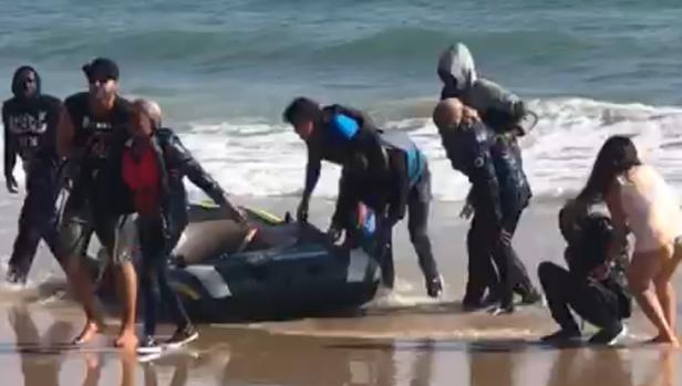 Vídeo: Inmigrantes llegan a una playa de Tarifa y son ayudados por bañistas y surferos