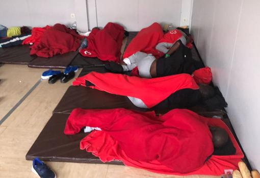 Los inmigrantes, durmiendo en el suelo en el módulo