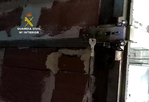 Intervenidas más de tres toneladas de hachís ocultas en un zulo en un garaje de La Línea