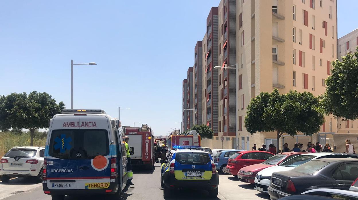 Los servicios de emergencias en la puerta de acceso al garaje del edificio