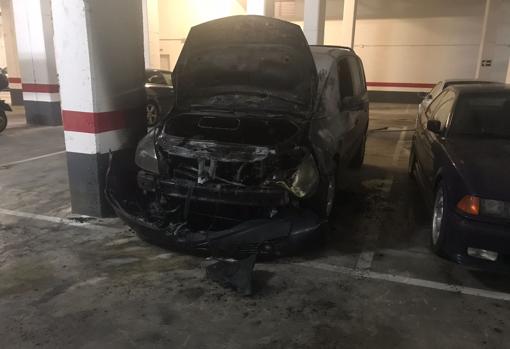 Coche afectado por las llamas