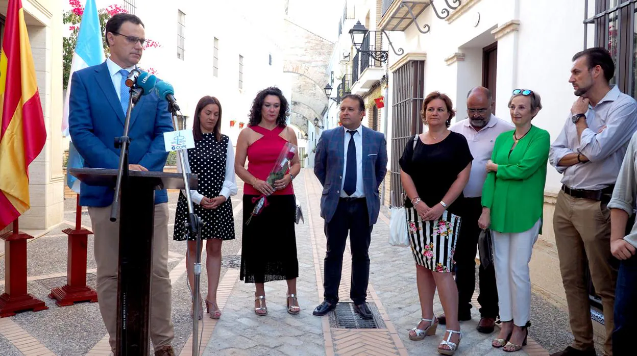 Familiares y autoridades municipales durante el acto de homenaje en la calle Monjas