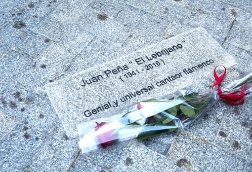 La placa de la calle Monjas en homenaje a Juan Peña el Lebrijano