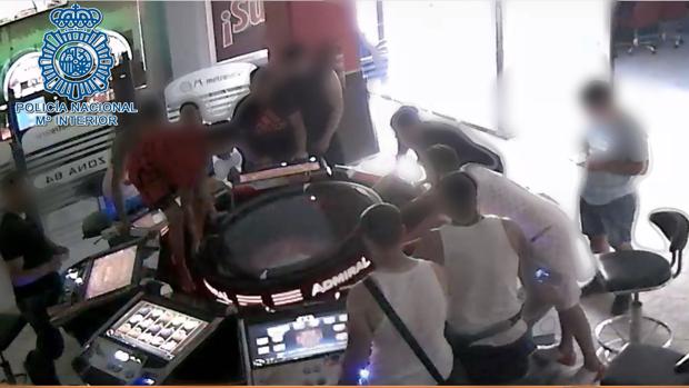 La Policía Nacional detiene a dos estafadores en Dos Hermanas por manipular un salón de juegos