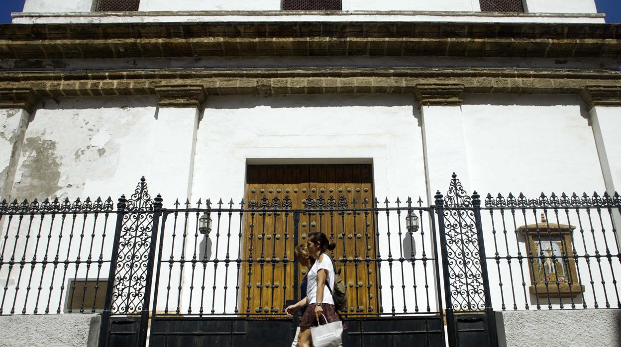 Fachada de la iglesia Castrense en la plaza del Falla