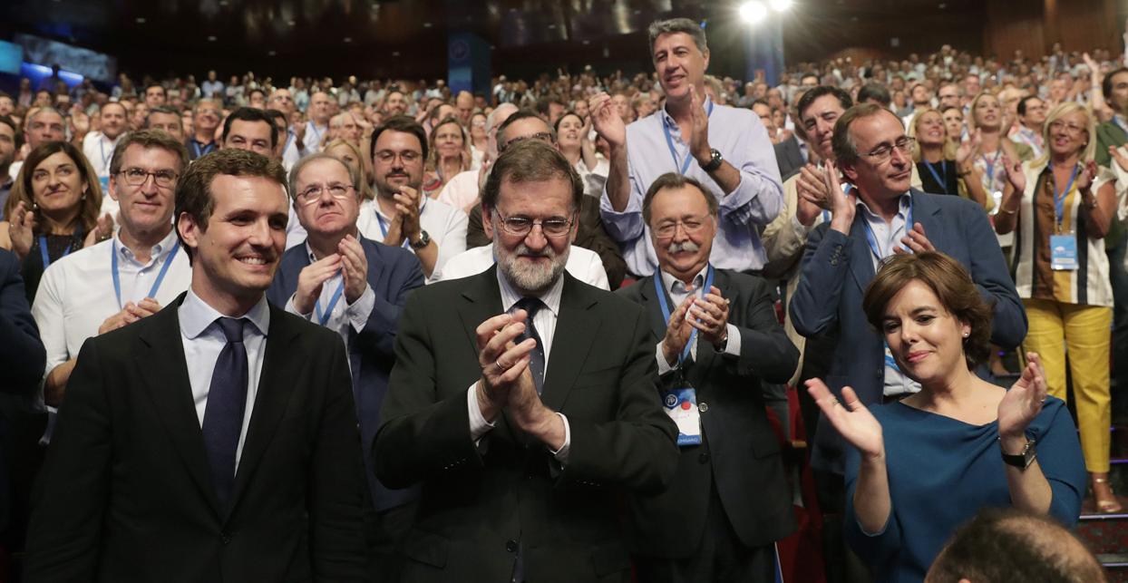 Casado junto a Rajoy y Sáenz de Santamaría durante el congreso en el que fue elegido presidente del PP.