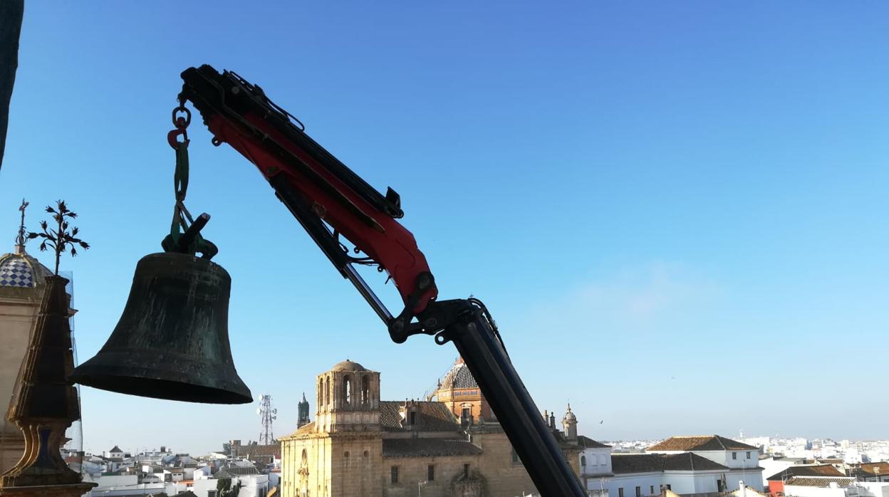 Una grúa de grandes dimensiones ha bajado las campanas que serán restauradas en Jaén