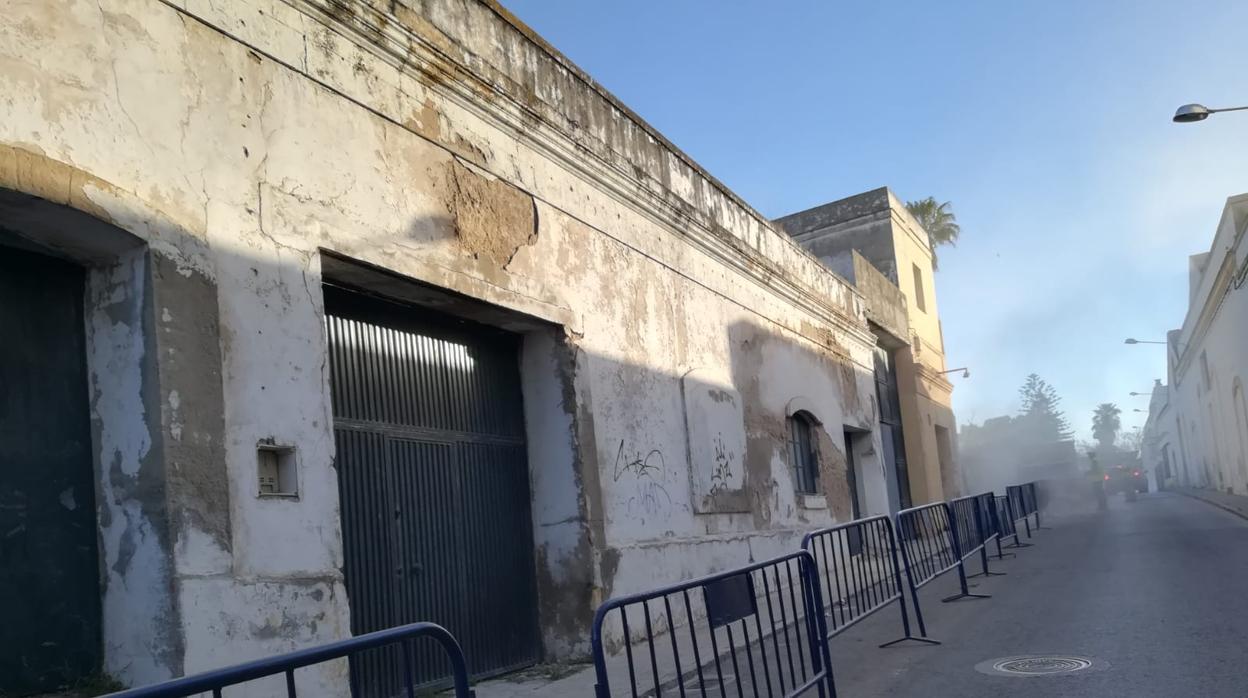 Demolición de una bodega con la intención de que se aproveche el espacio para nuevos pisos.