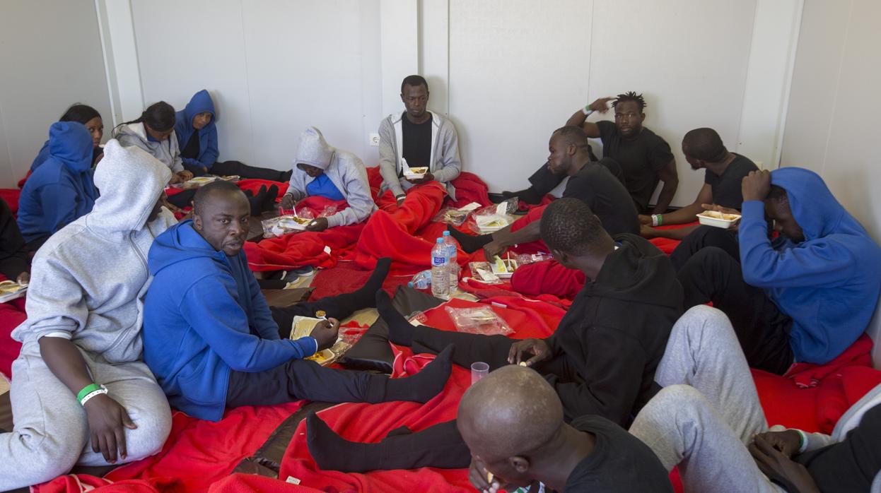 Unos sesenta subsaharianos que fueron desembarcados el martes en Barbate pasaron la noche en unos módulos habilitados.