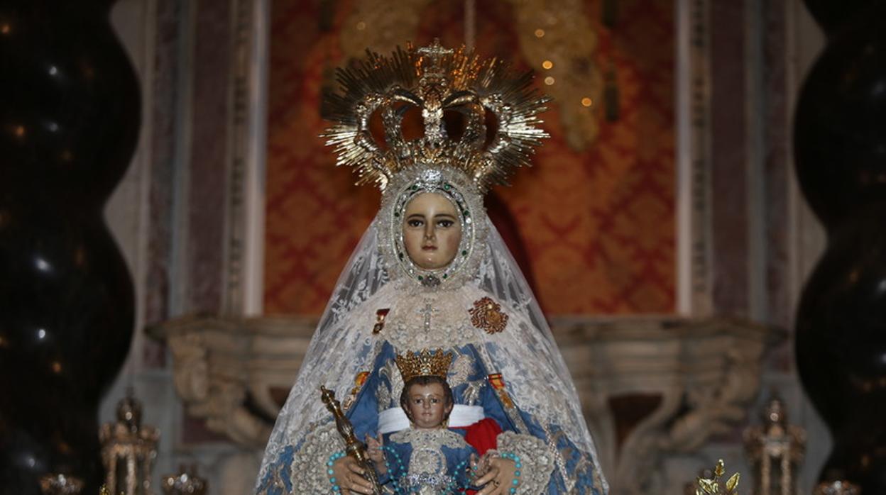 La Virgen del Rosario, con la Medalla de Oro de la ciudad