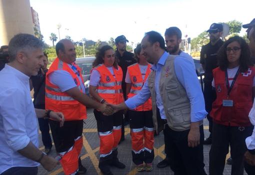 El ministro Marlaska supervisa en Algeciras el dispositivo de atención a migrantes