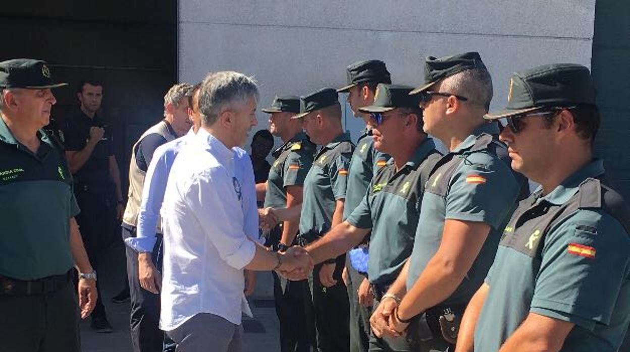 El ministro saludando al Cuerpo de la Guardia Civil.