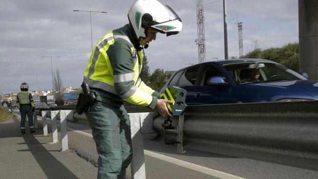 Tráfico ya utiliza en las carreteras de Cádiz su primer mini-radar móvil