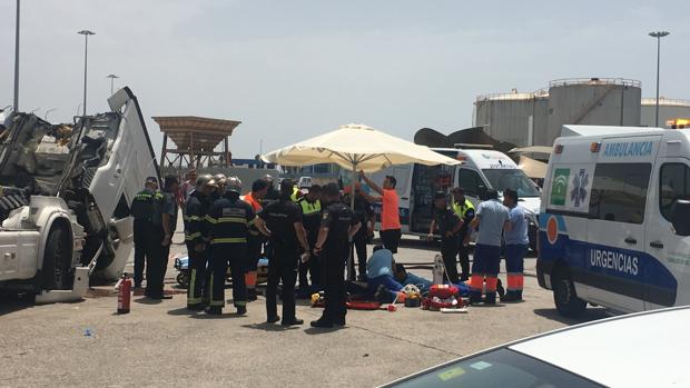 Herido crítico al quedarse atrapado bajo la cabina de un camión en Zona Franca