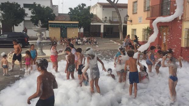 Cuentacuentos, fiestas de espuma y conciertos para escapar del calor en las barriadas de Utrera