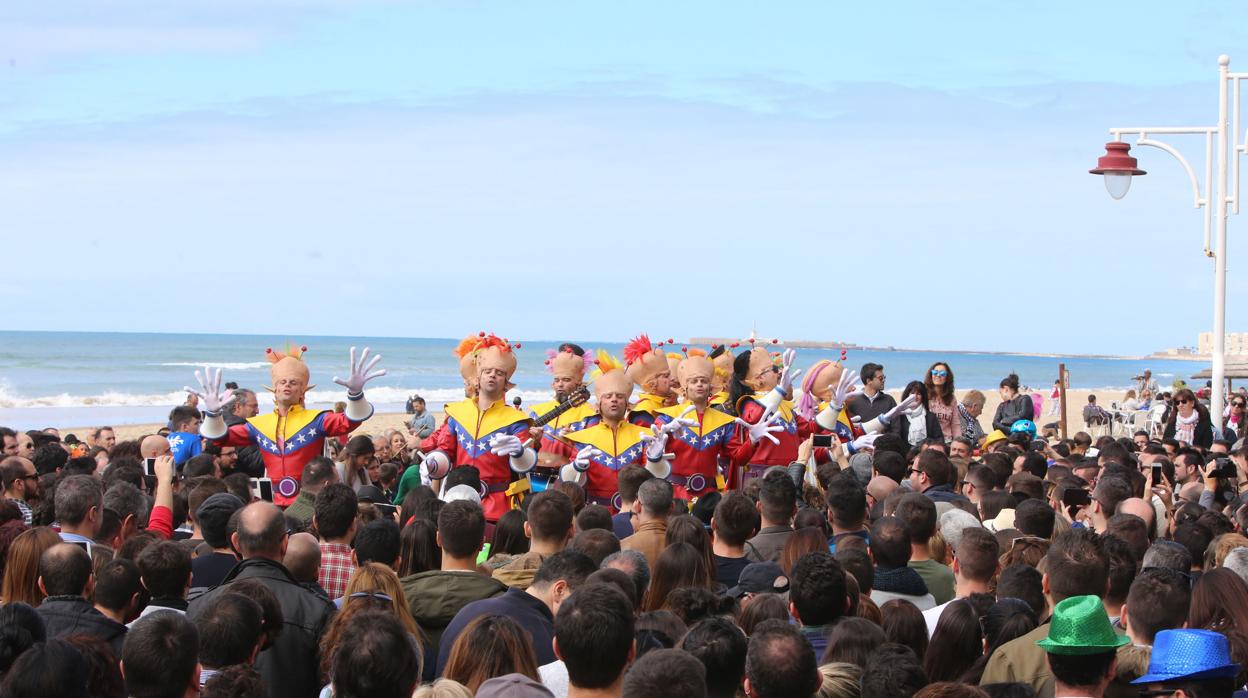 La playa se ha revelado como un escenario para el Carnaval de Cádiz.