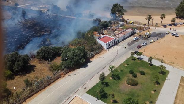 El levante extiende a La Casería un incendio de pasto en San Fernando