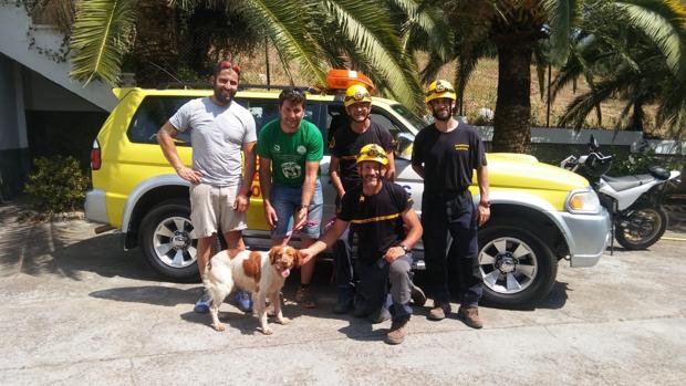 Bomberos rescata a un perro de una cornisa de 15 metros en El Bosque