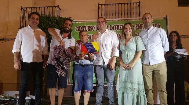 Un racimo de 10,1 kilos de uva de Los Palacios pulveriza el récord Guinness