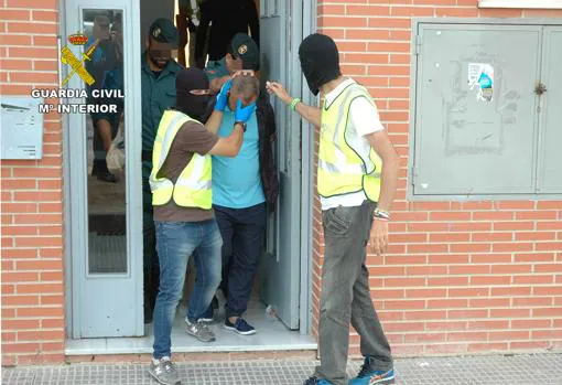 La Guardia Civil se lleva a un detenido por trata de seres humanos.