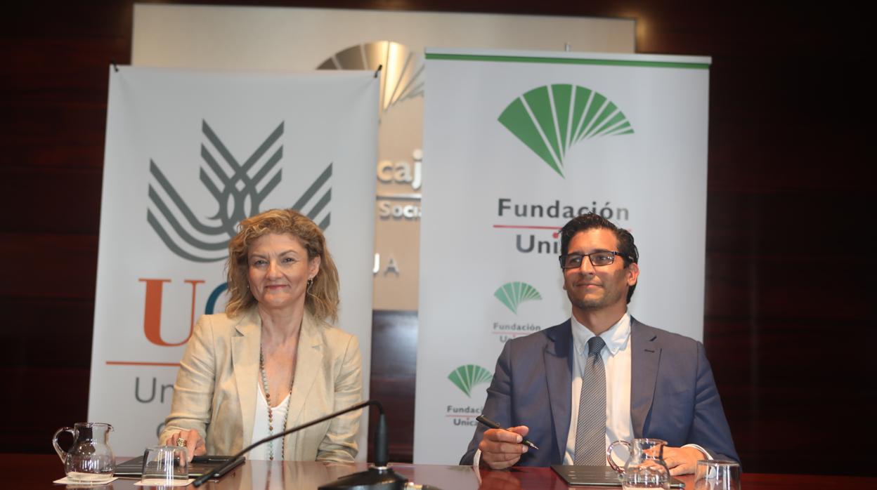 Teresa García Valderrama (UCA)y Rafael Muñoz Zayas (Fundación Unicaja) en un momento de la firma.