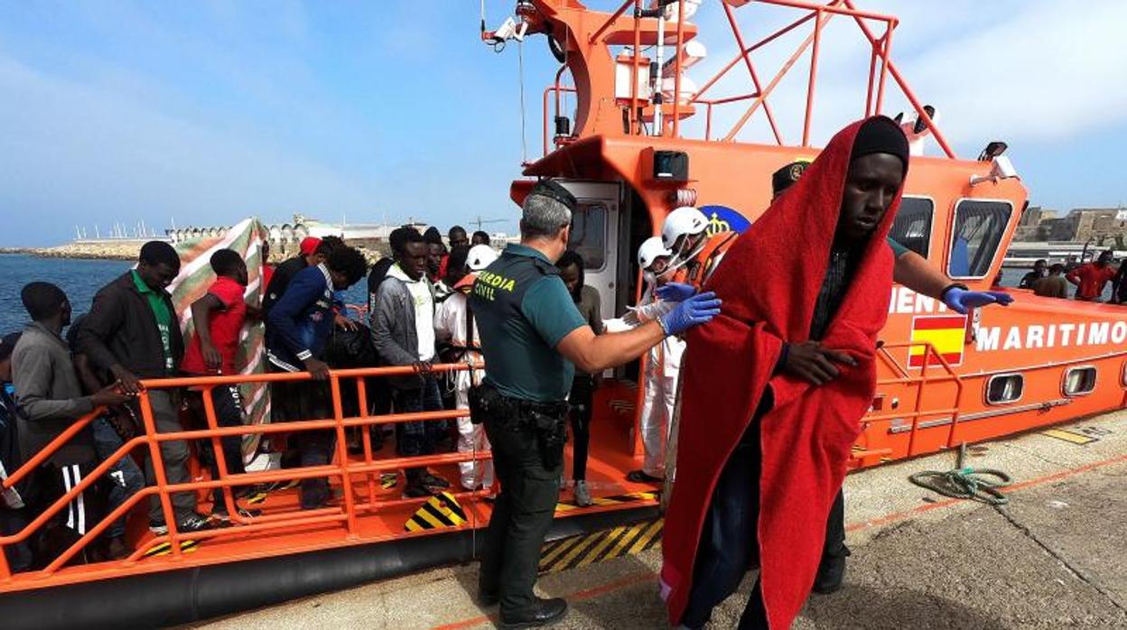 Uno de los 87 migrantes llegados hoy al puerto de Crinavis, en San Roque.