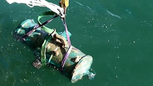 Descubren un obús de bronce en la dársena de Cádiz