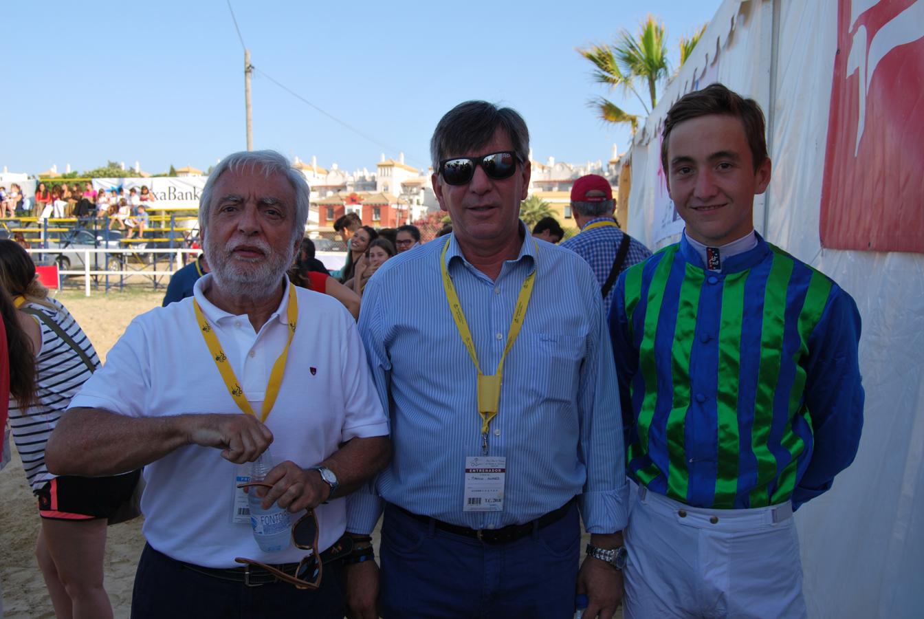 Antonio Sarabia propietario de la cuadra Río Cubas, el entrenador Manuel Álvarez y el jockey César Alonso. 