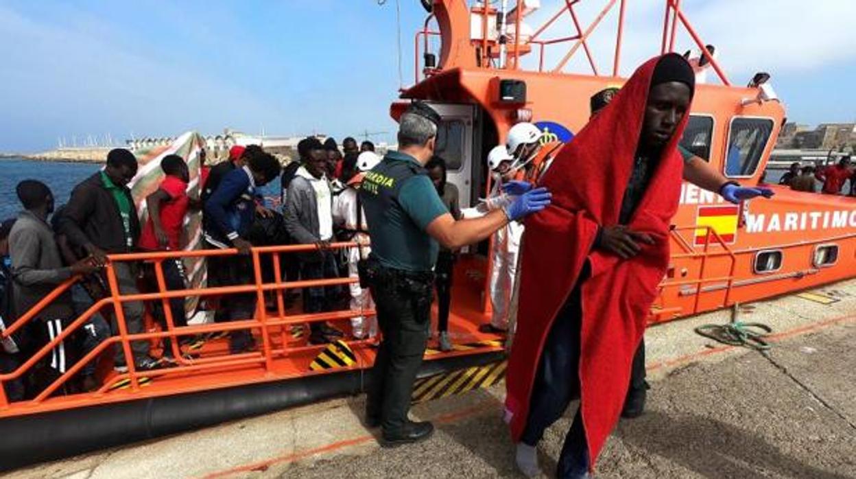 Migrantes desembarcando en el puerto de Algeciras.