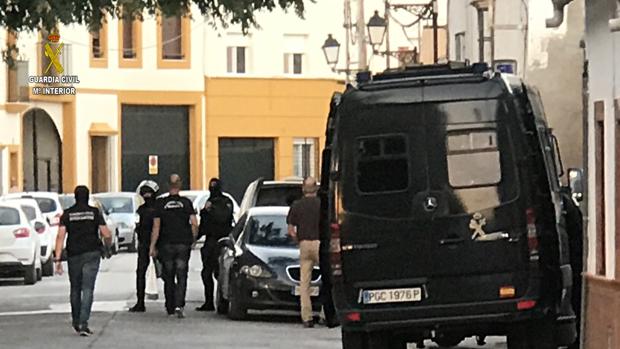 La Guardia Civil desmantela una peligrosa organización criminal de venta de droga en la provincia de Sevilla