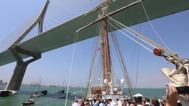 VÍDEO: Así fue el tránsito del Elcano desde Cádiz al Arsenal de La Carraca