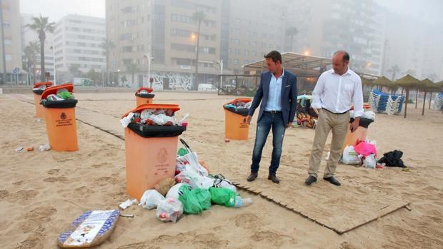 El PP lamenta el estado de suciedad de las playas