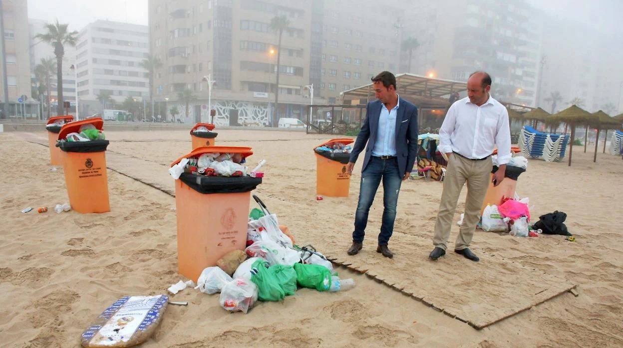 El PP lamenta el estado de suciedad de las playas