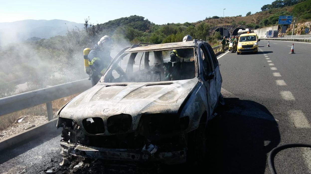 El fuego calcina completamente un turismo en la autovía de Medina