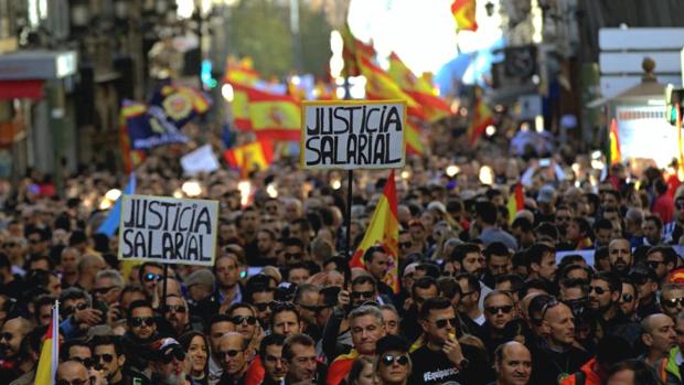 Policías y guardias civiles se concentran en La Línea en apoyo de sus compañeros