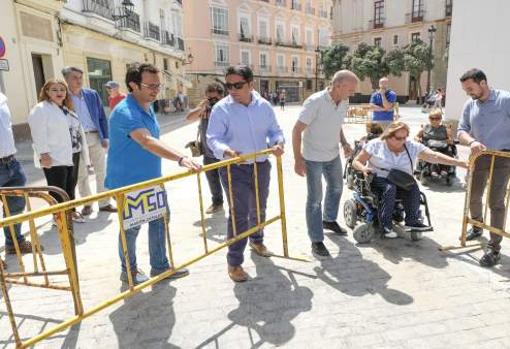 El día de la inauguración de la peatonalización contó con la presencia del alcalde y miembros de Fegadi y la ONCE.