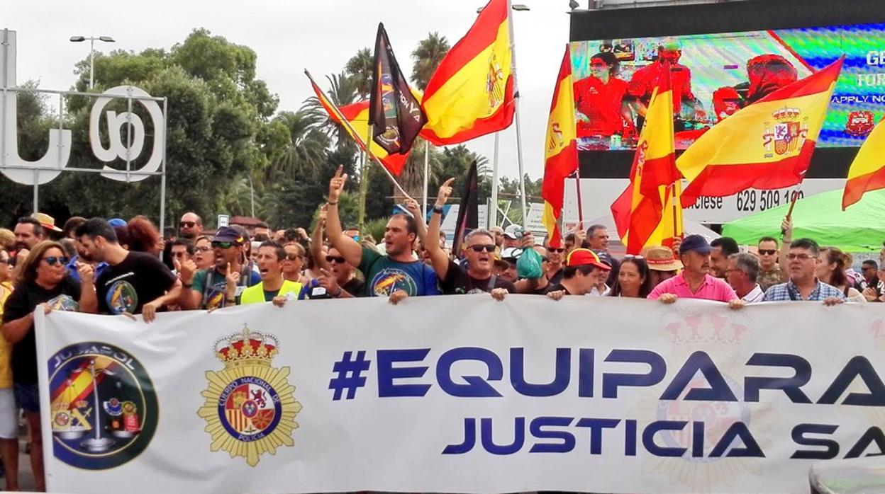 Policías y guardias civiles, unidos en La Línea