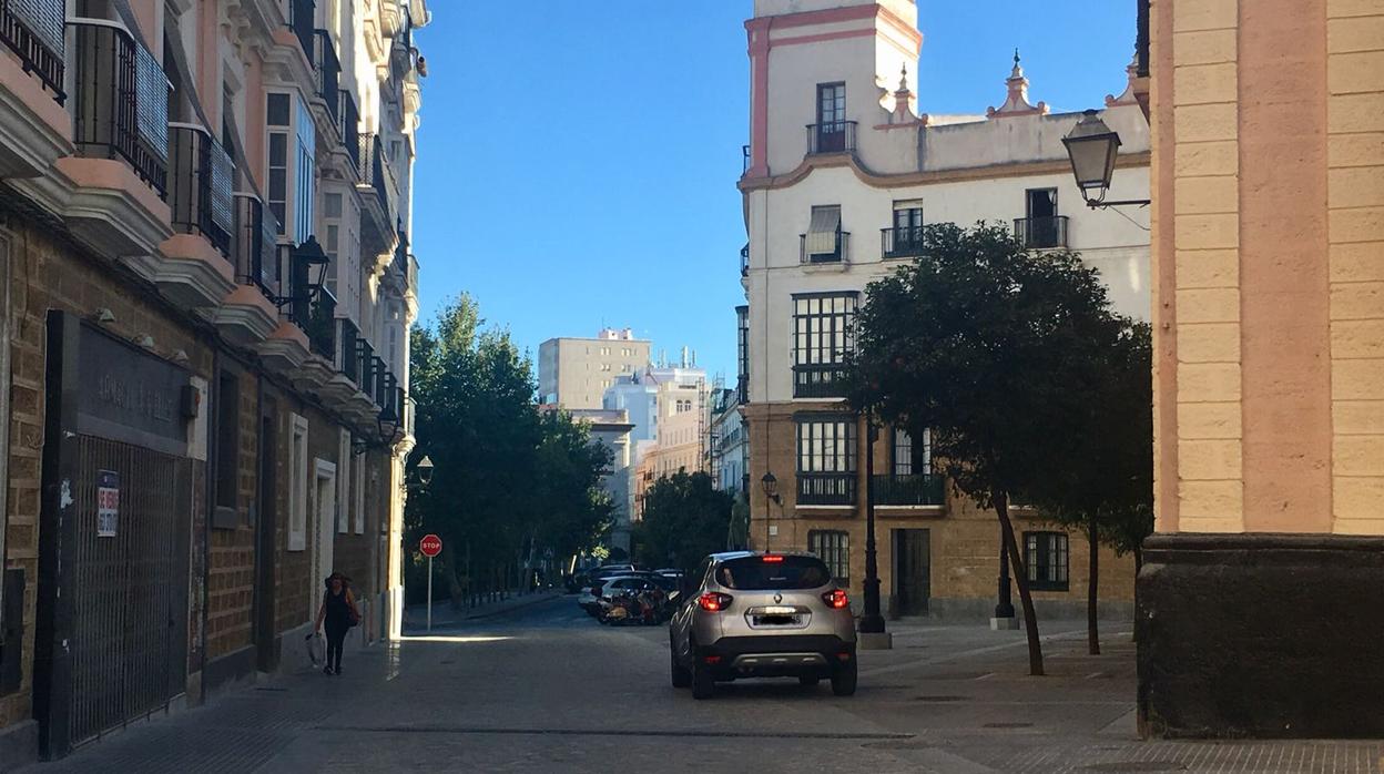 Un coche circulando por Argüelles hacia la plaza de España tras la peatonalización.