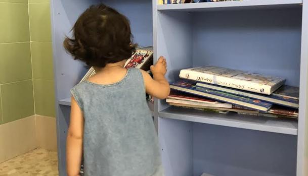 El centro de salud de Arahal instala un punto de lectura en Pediatría para que los niños puedan leer