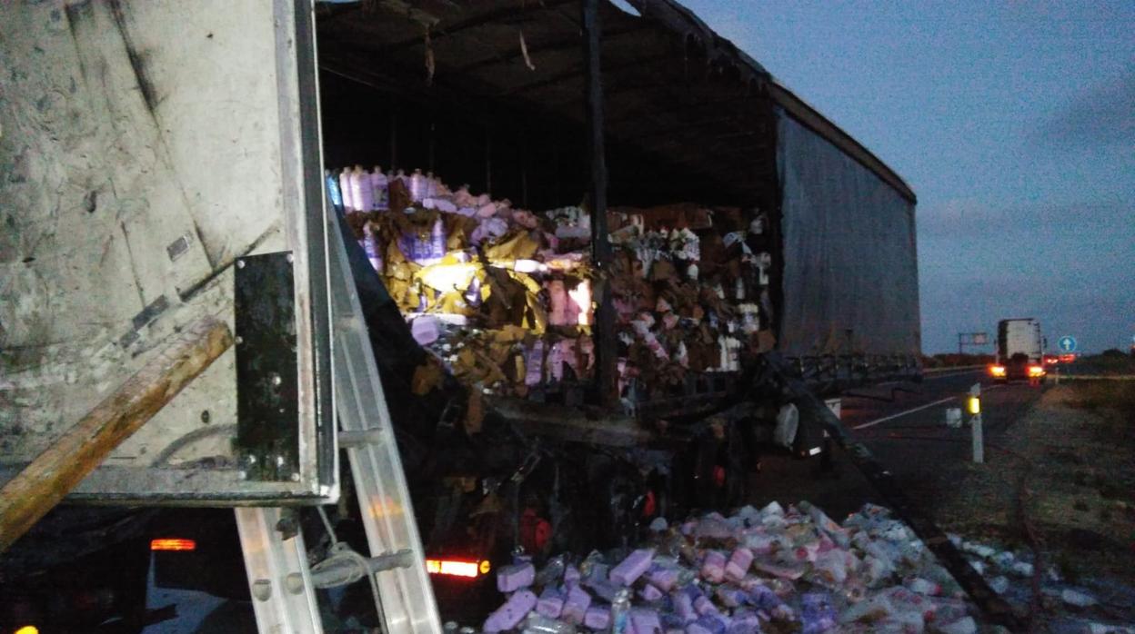 Se incendia un camión con garrafas de suavizante en El Puerto