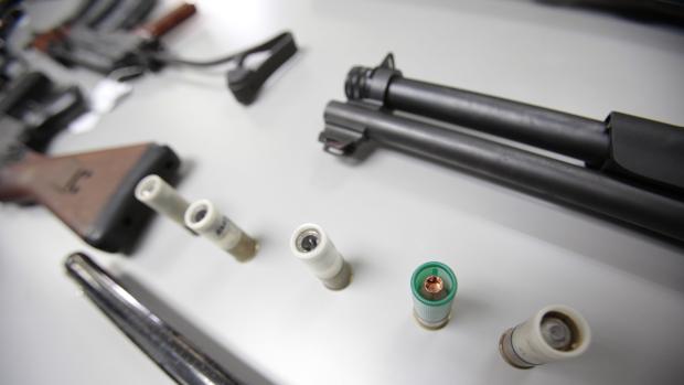 Pánico en un partido de fútbol por un hombre que entró vestido de camuflaje y con una escopeta