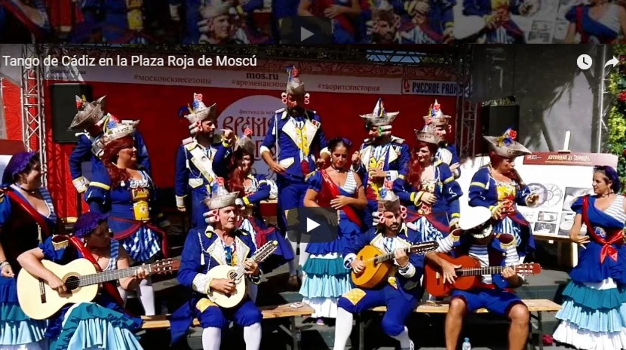 El coro de Luis Rivero cantando el tanguillo de Cádiz en la Plaza de los Teatros