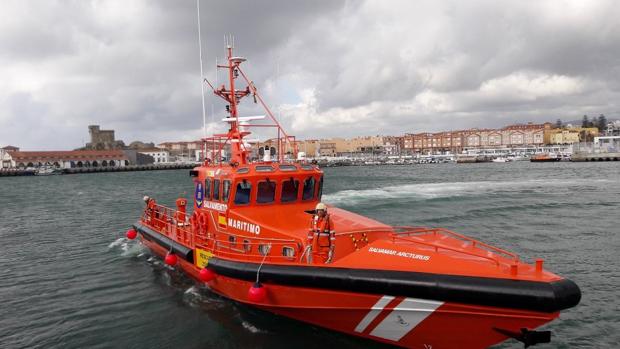 Rescatada una patera con cinco personas y a punto de hundirse en el Estrecho