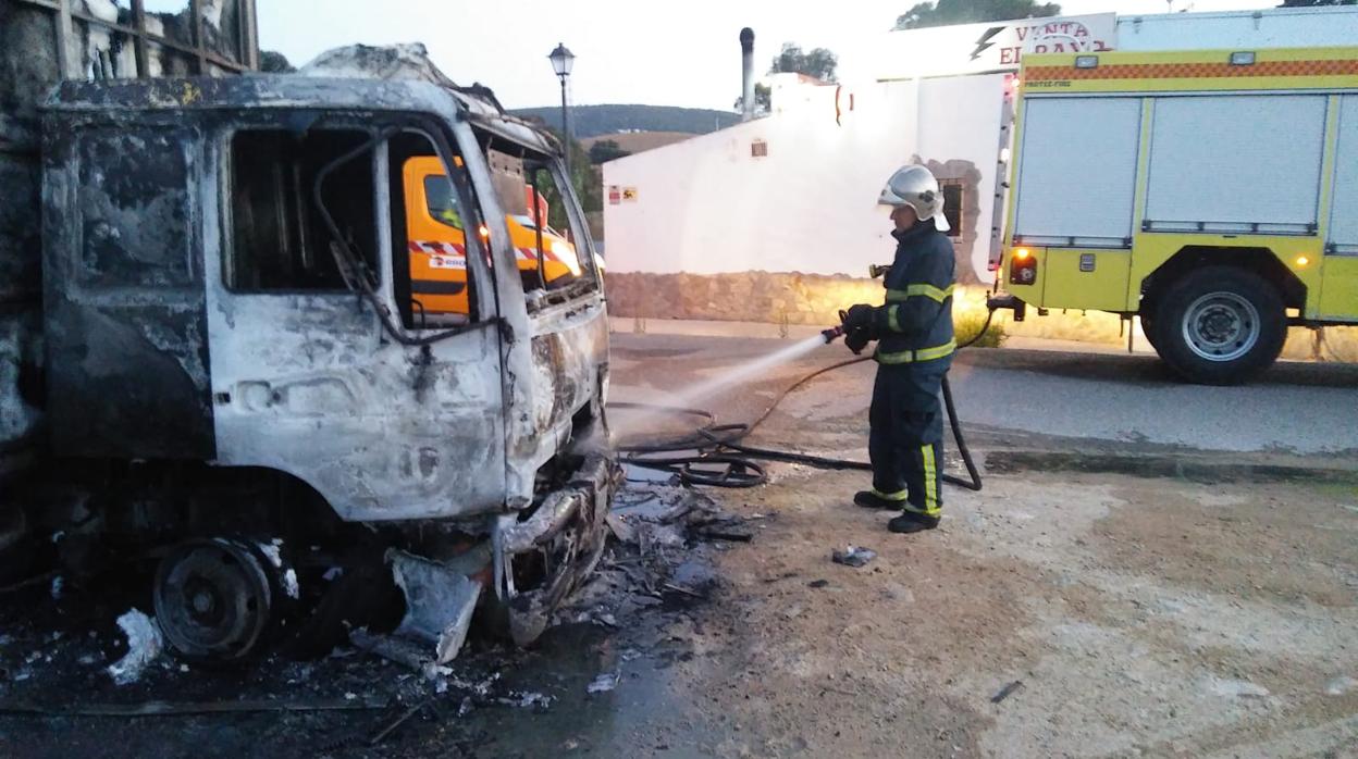 Herido en Conil el conductor de un camión con una atracción de feria al incendiarse el vehículo