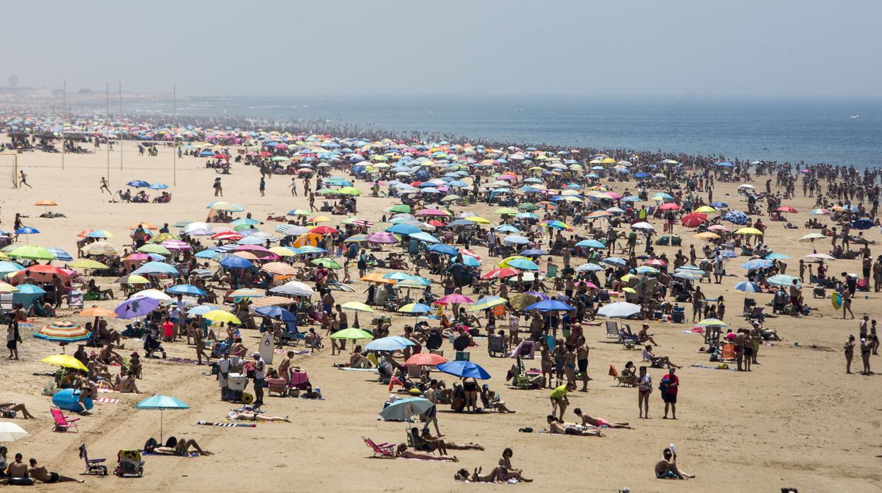 Las playas de la Bahía de Cádiz se despedirán del levante este jueves.