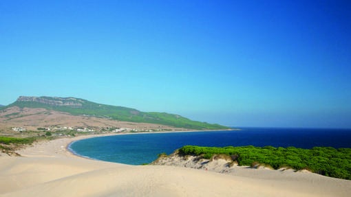 La extensa playa de Bolonia es magnífica para el nudismo.