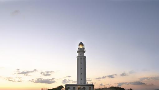 El faro de Trafalgar, escoltado por el agua.