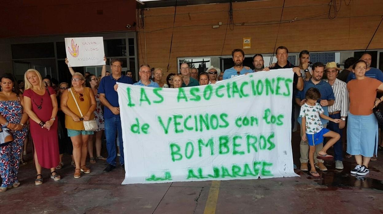 Los vecinos de varias localidades del Aljarafe se han concentrado este jueves para solidarizarse con los bomberos